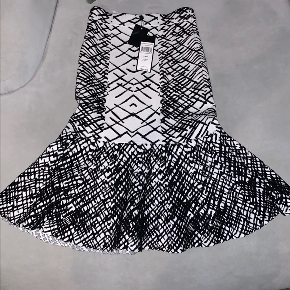 tight skirt with flair bottom - Picture 3 of 3